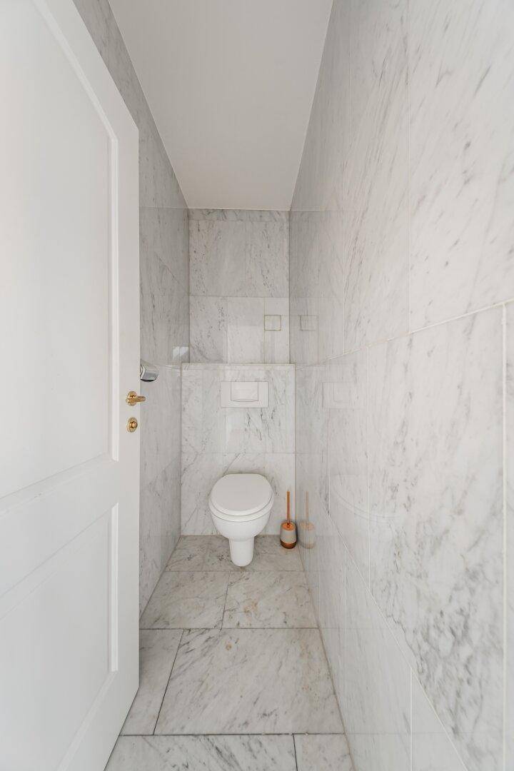 separates WC