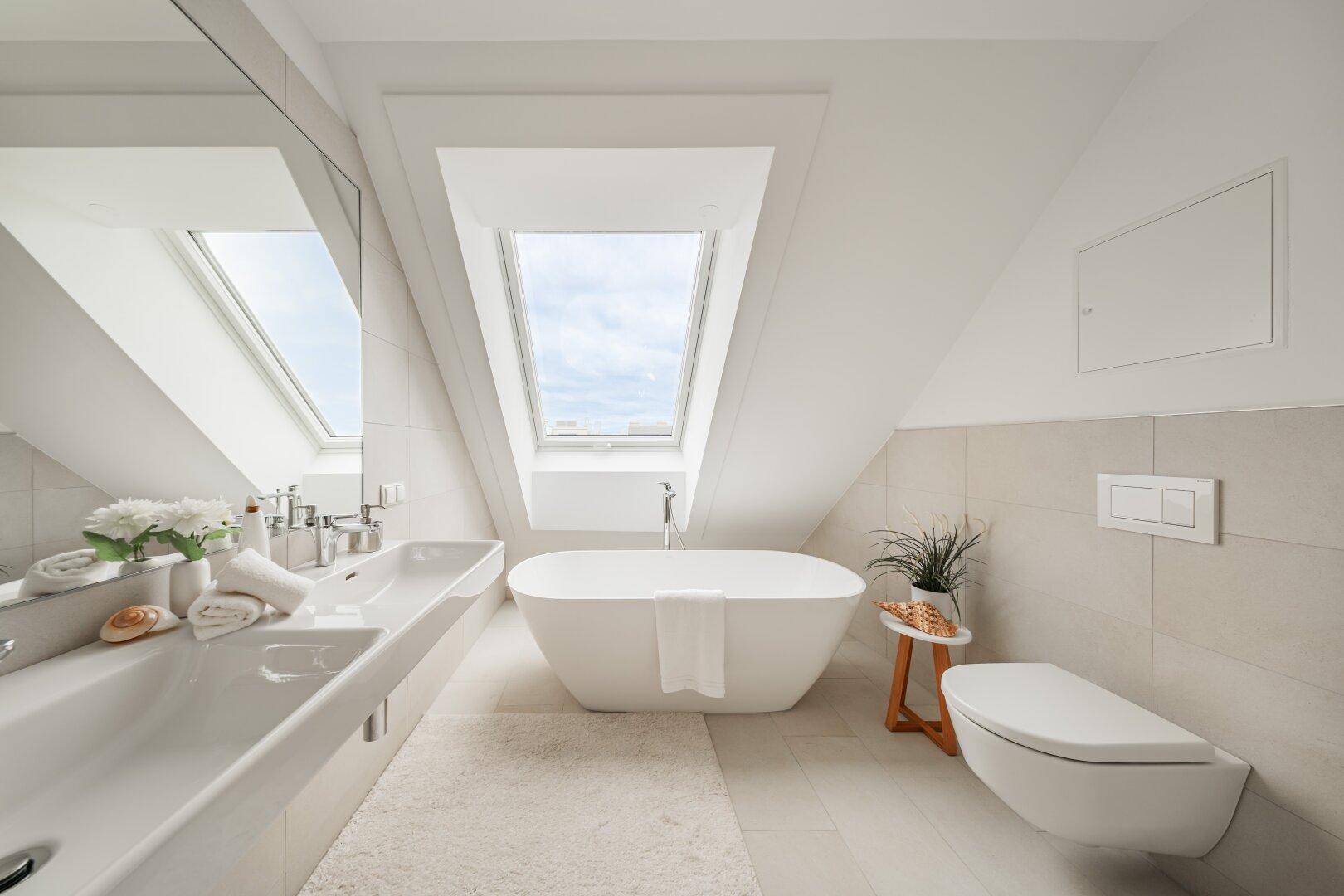 Helles modernes Badezimmer mit freistehender Badewanne, Doppelwaschbecken und Dachfenster.