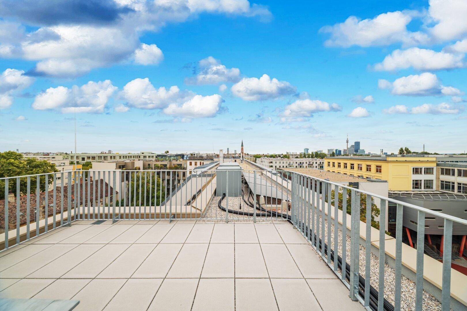 Dachterrasse mit weitem Blick über die Stadt und die umliegende Bebauung.