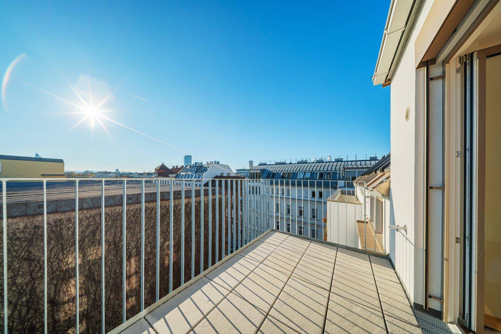 Geräumige Dachterrasse mit Blick auf die Stadt, ideal für Entspannung im Freien.