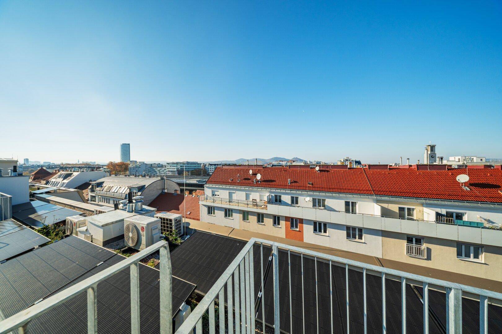 Panoramablick von der Dachterrasse über die städtische Umgebung und angrenzende Gebäude.