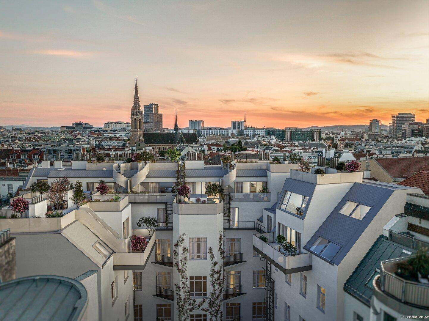 Innenhofansicht eines modernen Wohnkomplexes mit Terrassen und Blick auf die Stadt bei Sonnenuntergang.