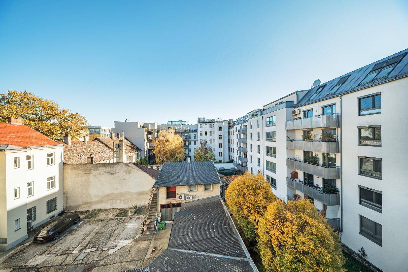 Blick von oben auf einen Innenhof und umliegende Gebäude in der Stadt.