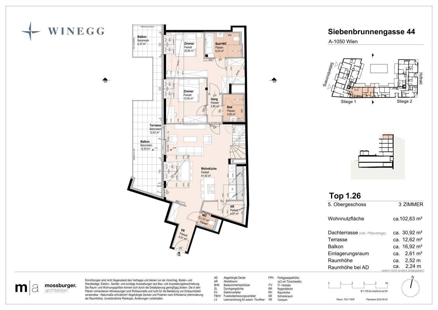 Grundriss der Wohnung Top 1.26 im 5. Obergeschoss mit Wohnküche, zwei Bädern, Balkon und Terrasse.