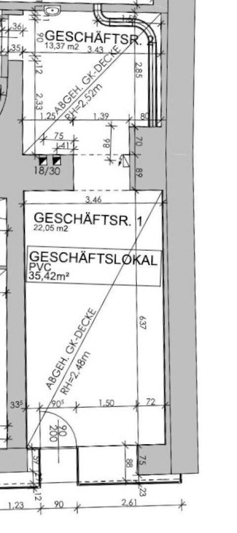 Detaillierter Grundriss eines Geschäftsraums mit Maßen und Raumaufteilung.