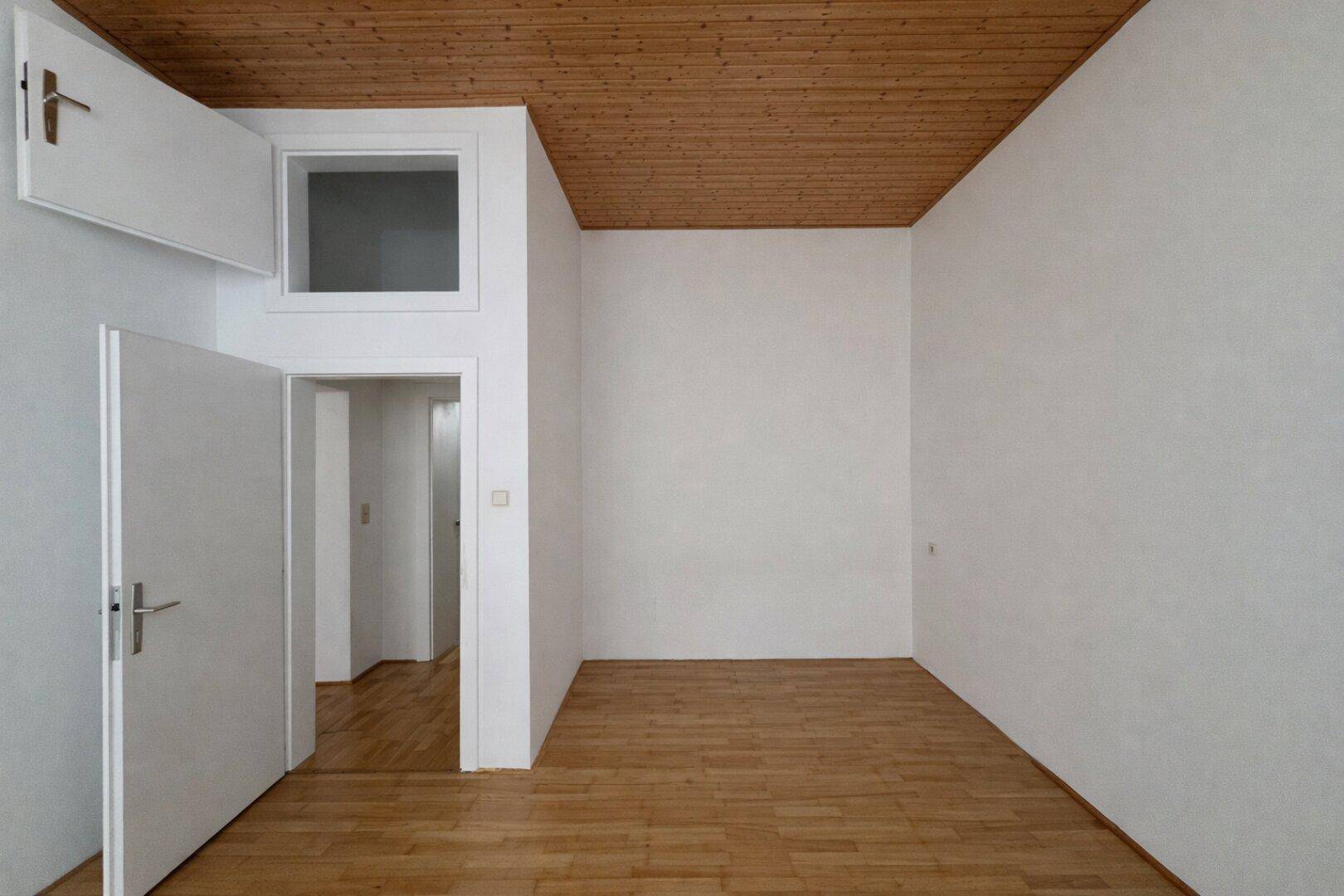 Kleiner Raum mit Holzdecke und Zugang zu einem oberen Bereich, vielseitig nutzbar.