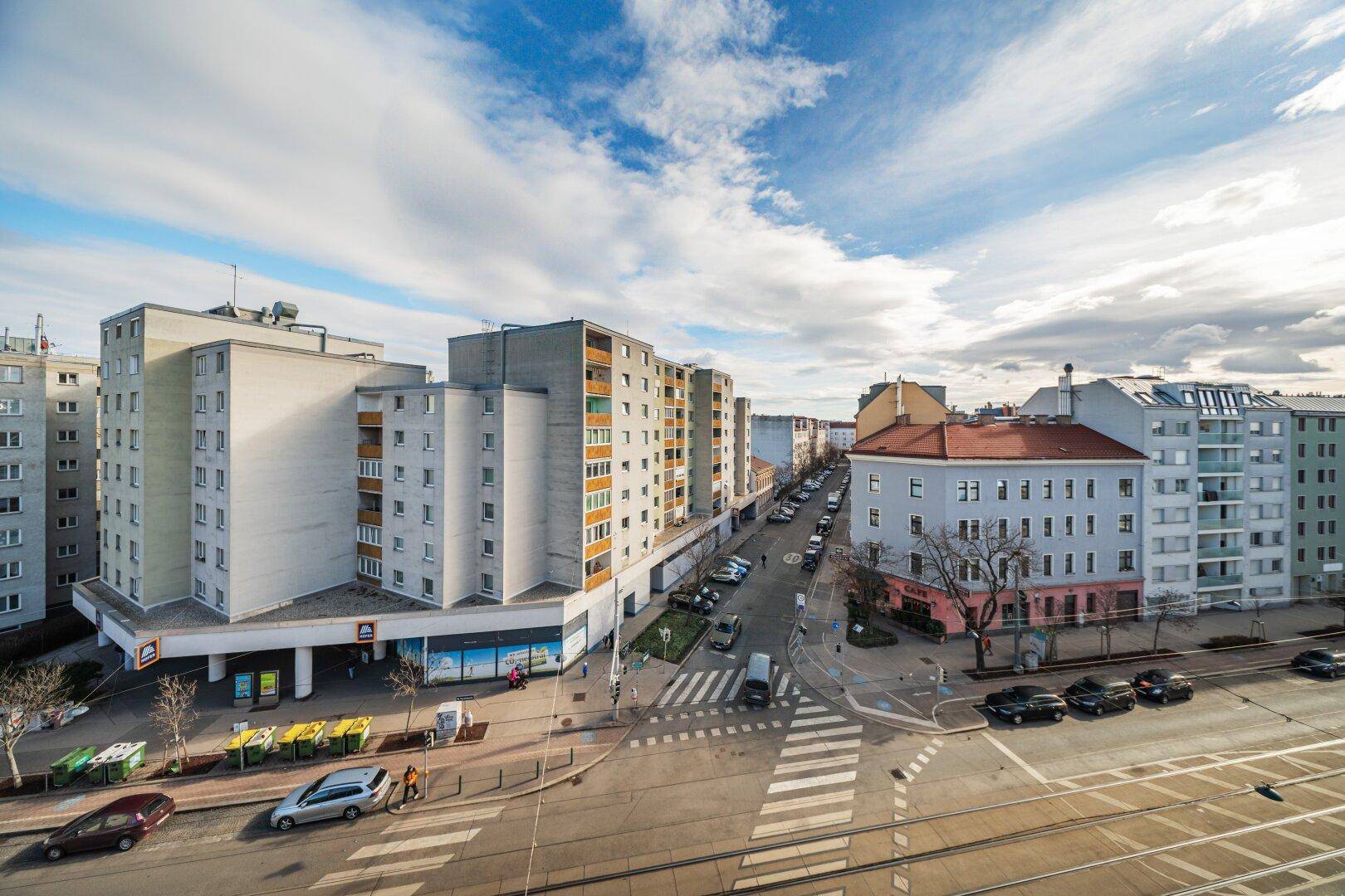 Weitläufige Stadtansicht mit Gebäuden, Straßen und Verkehr in urbaner Umgebung.