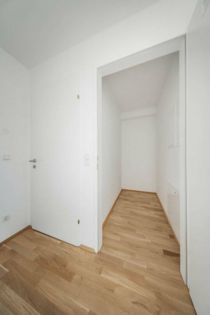 Praktischer Abstellraum mit Parkettboden, ideal für zusätzlichen Stauraum oder als begehbarer Kleiderschrank.