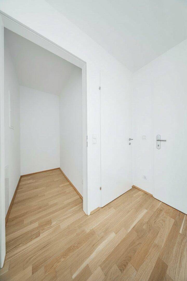 Kleiner Abstellraum mit Parkettboden, ideal für zusätzlichen Stauraum in der Wohnung.