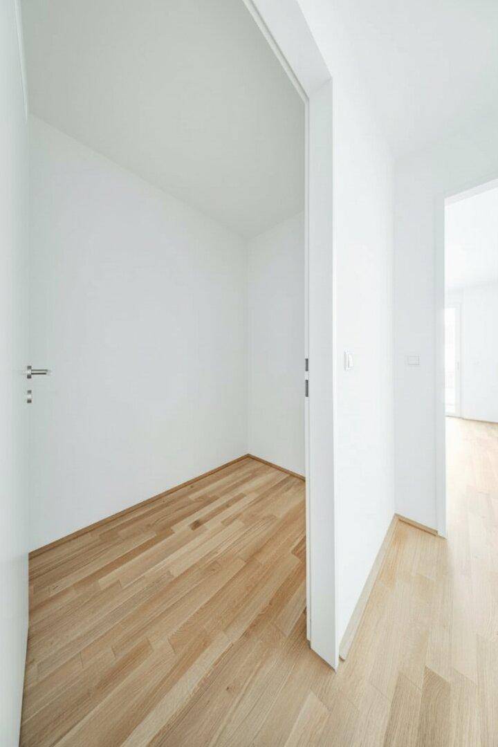 Kleiner, heller Abstellraum mit Holzboden, ideal für zusätzlichen Stauraum.