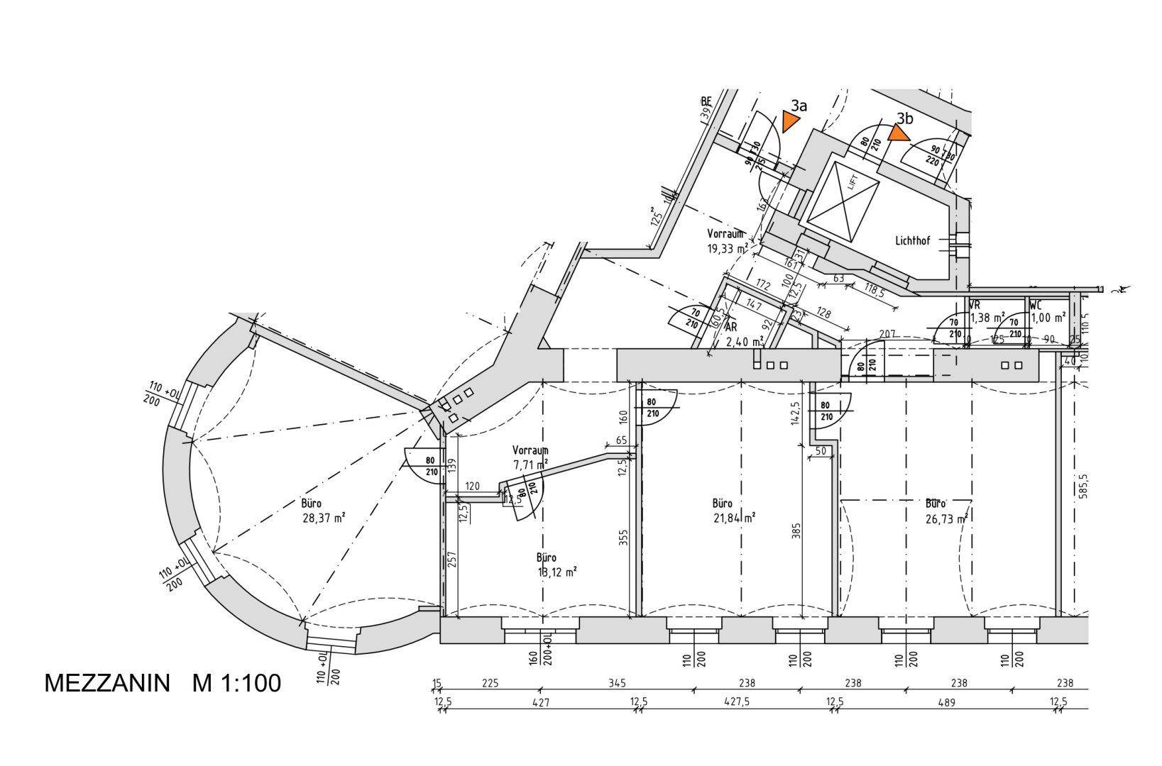 Grundriss des Mezzanin-Geschosses mit mehreren Büroräumen und einem geschwungenen Wandbereich dargestellt.