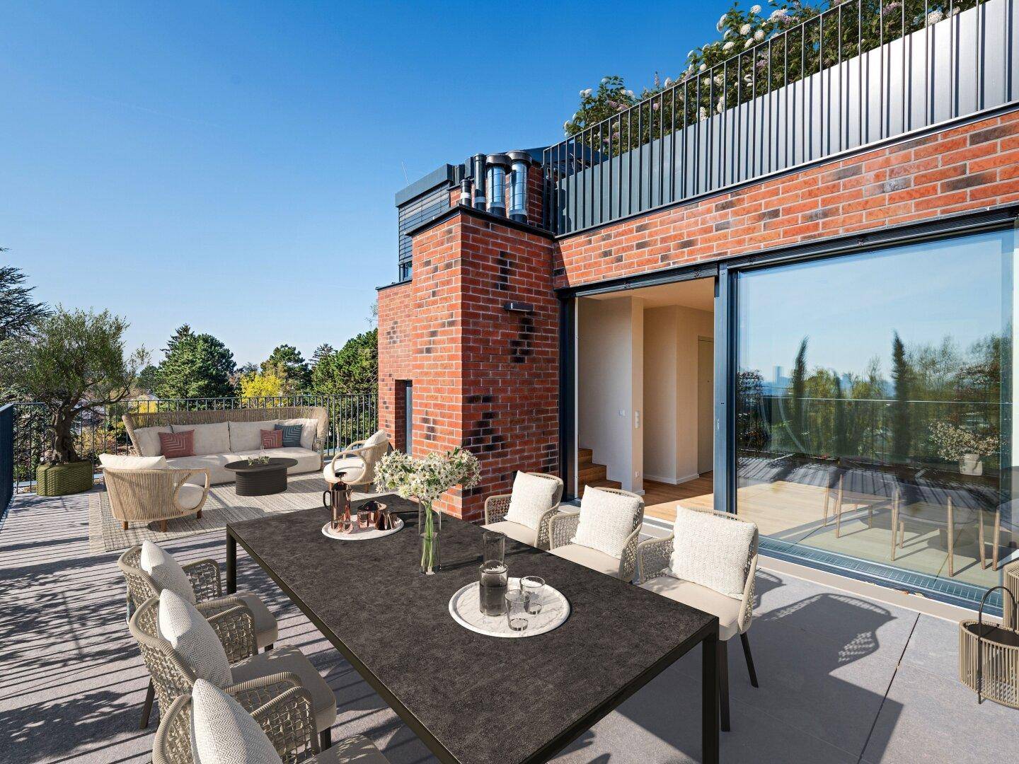 Geräumige Dachterrasse mit Essbereich und Lounge-Möbeln, ideal für Entspannung im Freien mit weitreichendem Blick.
