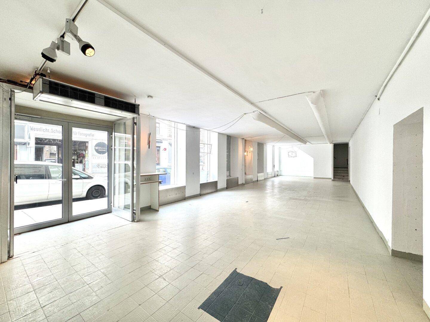 Straßenseitiges Geschäftslokal mit großen Fensterflächen! Individuell zu gestalten! Ideal für Pilates, Yoga, Atelier etc. - Ansicht 4
