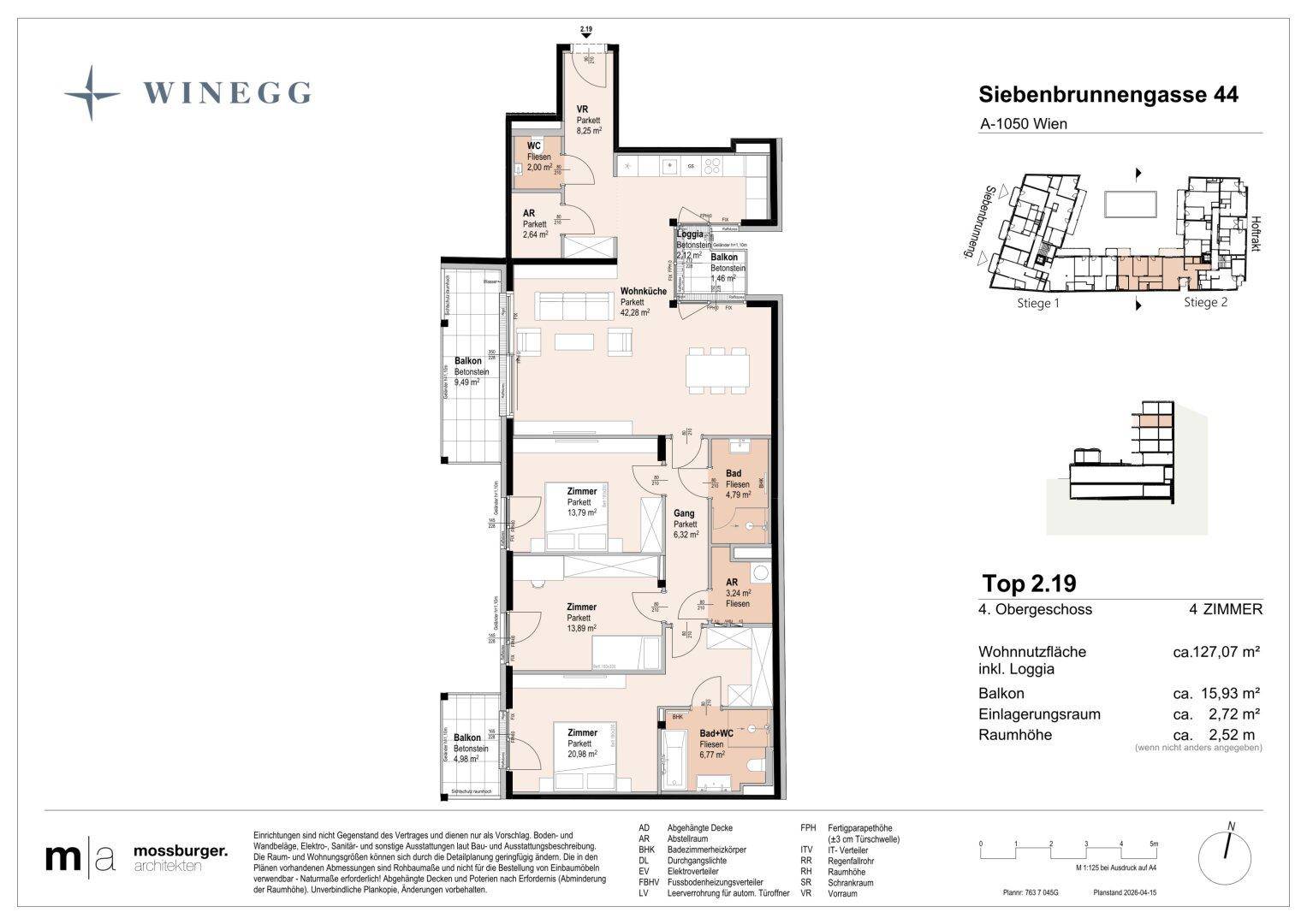 Grundriss einer Wohnung mit drei Schlafzimmern, offenem Wohnbereich, zwei Bädern und mehreren Balkonen.