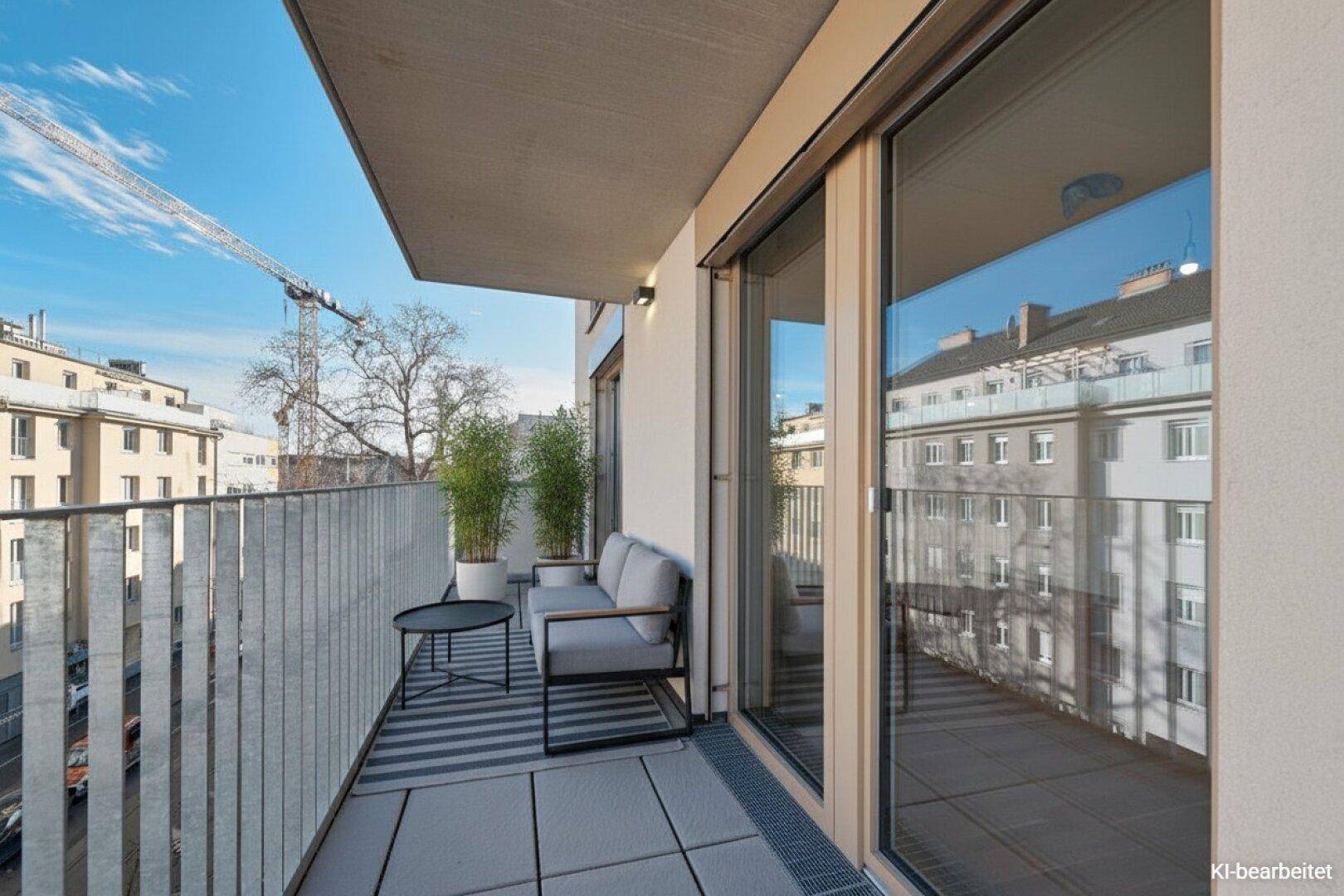 Möblierter Balkon mit Fliesenboden, bequemen Sitzgelegenheiten und Pflanzen für eine gemütliche Atmosphäre.