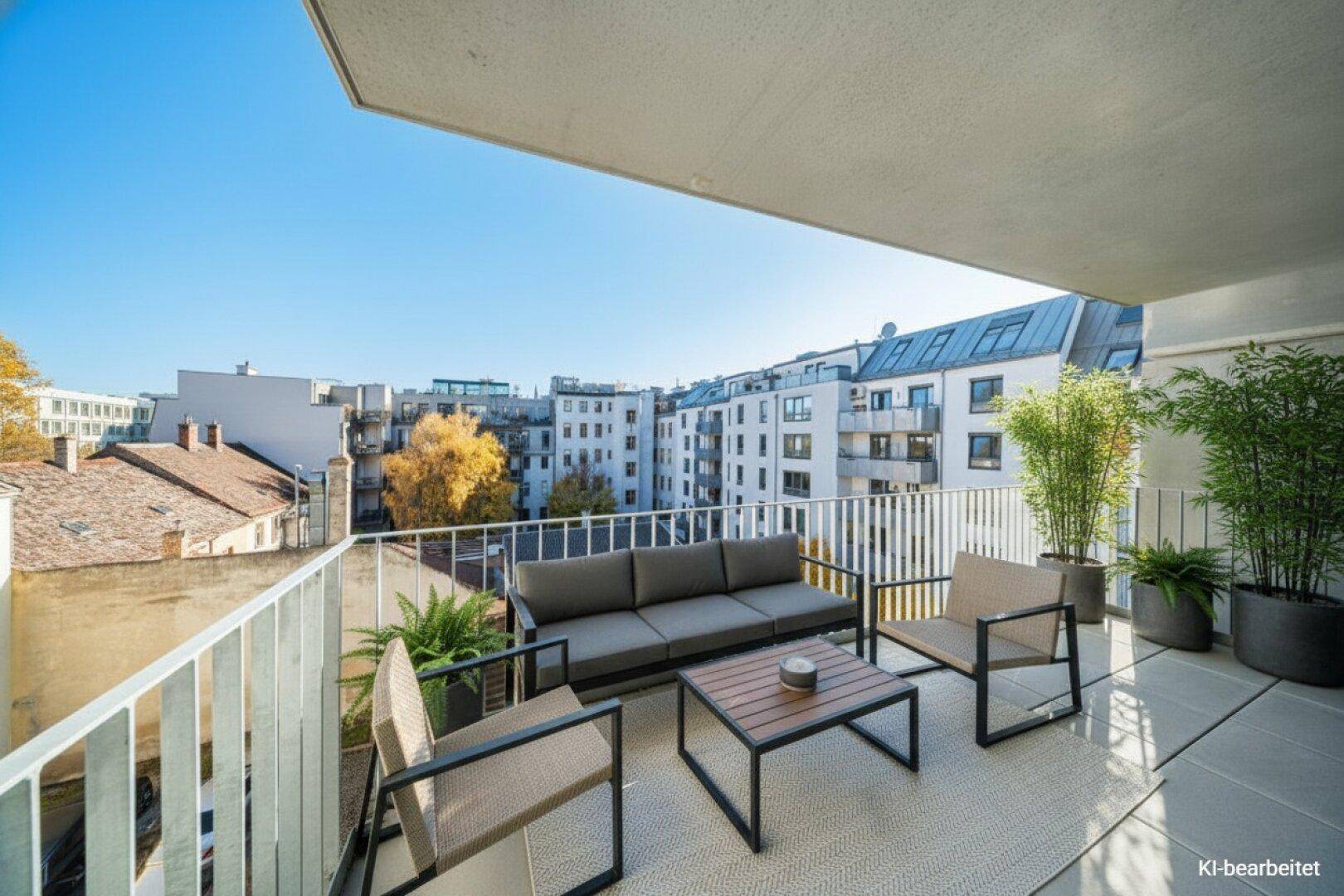 Möblierter Balkon mit Sitzgelegenheiten und Pflanzen, bietet einen schönen Blick auf die Stadt.