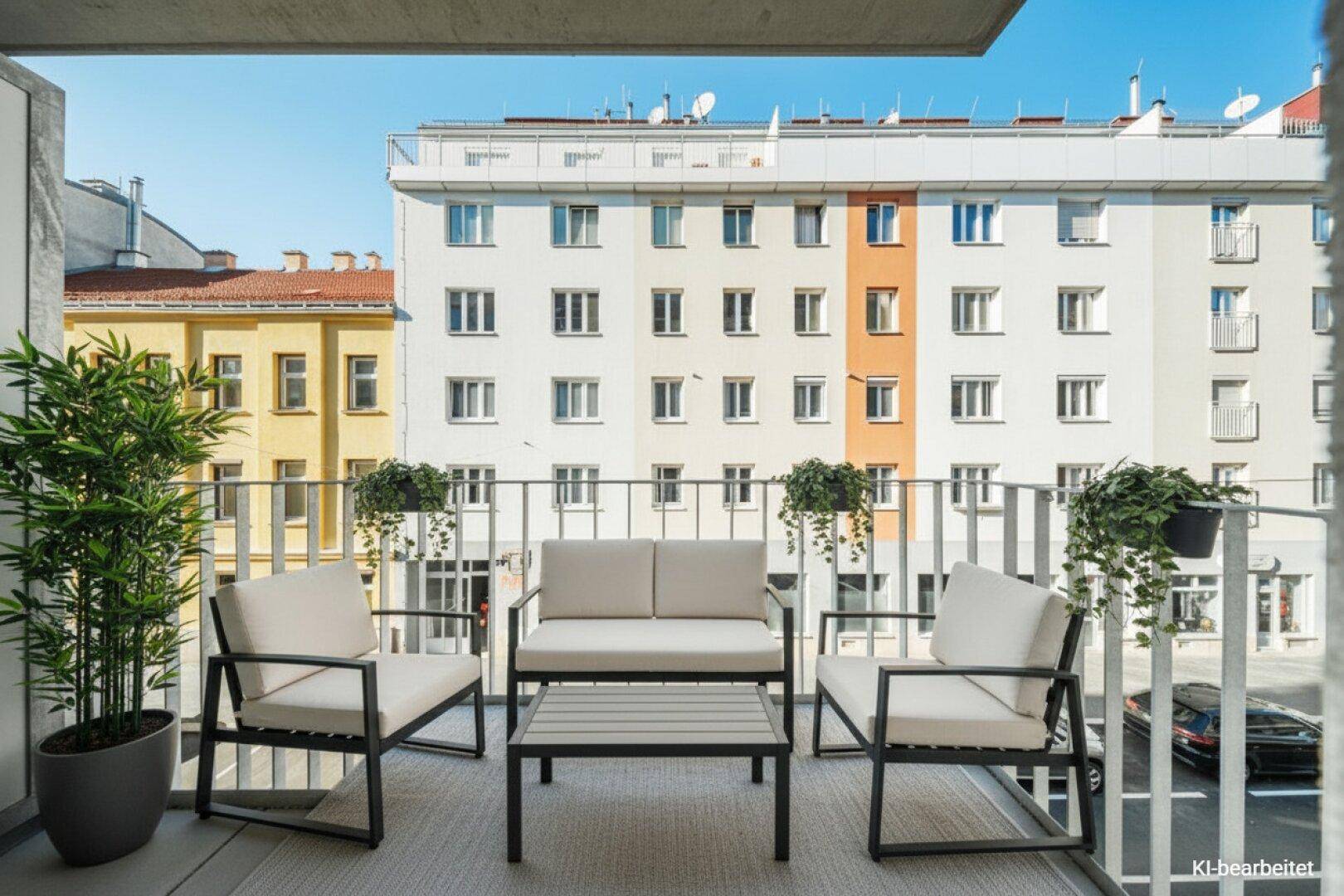 Möblierter Balkon mit Pflanzen und Sitzgelegenheiten, ideal zum Entspannen im Freien.
