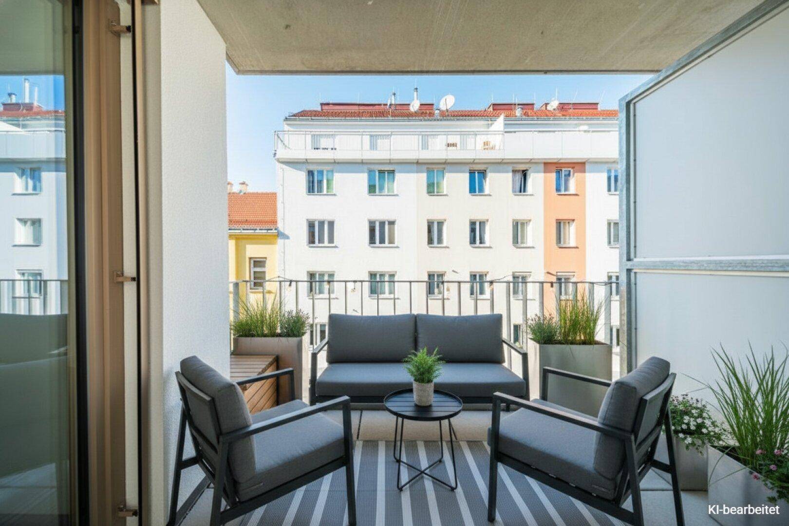 Möblierter Balkon mit bequemen Sitzgelegenheiten und Blick auf die Stadt.
