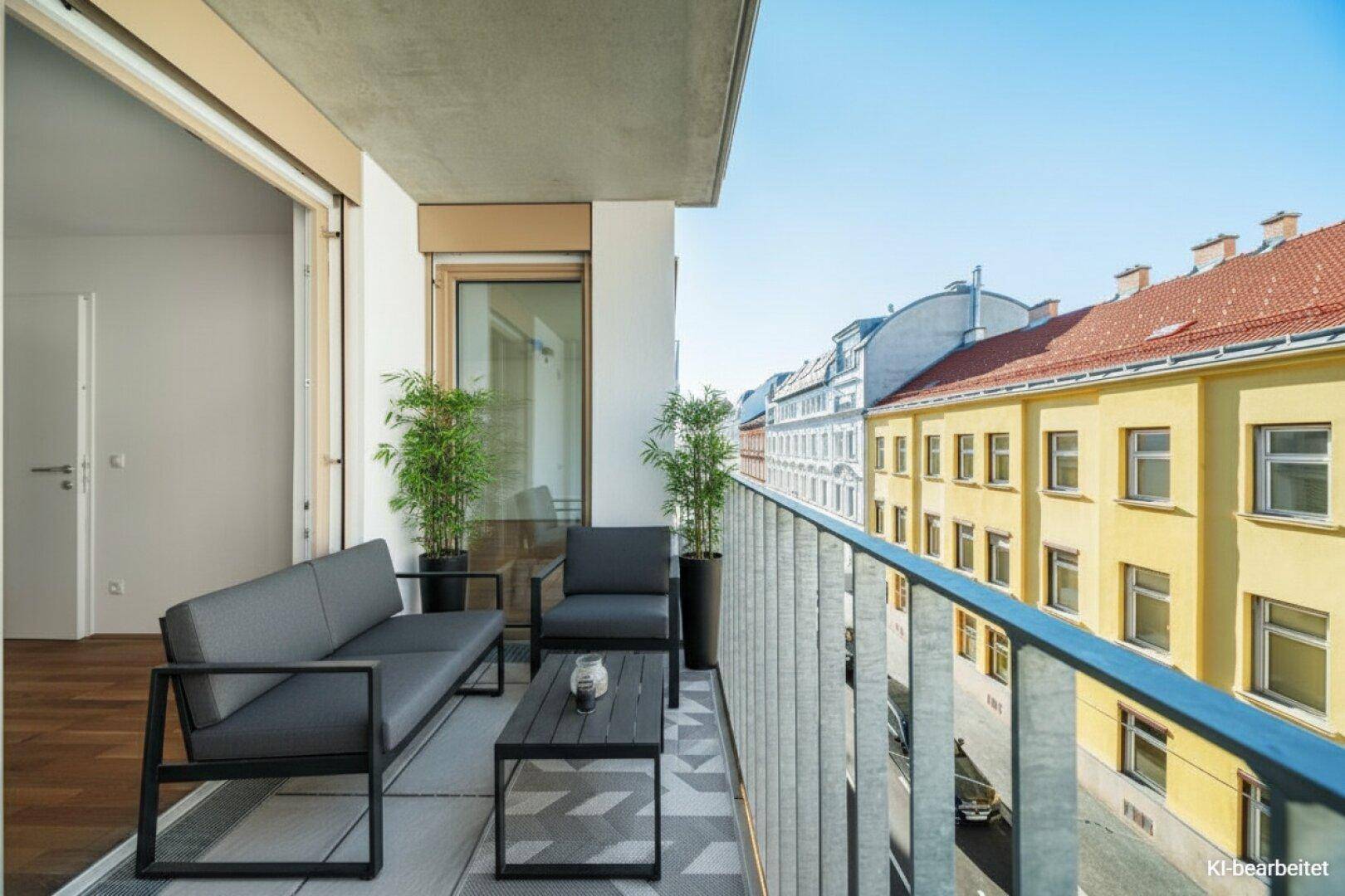 Stilvoll möblierter Balkon mit Pflanzen und Blick auf die belebte Straße.