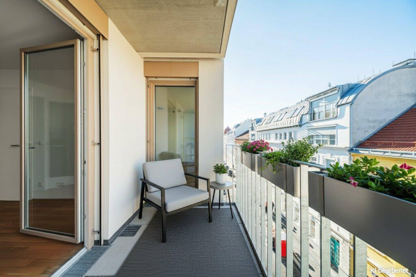 Gemütlicher Balkon mit Sitzgelegenheiten und Pflanzen, ideal zum Entspannen mit Stadtblick.