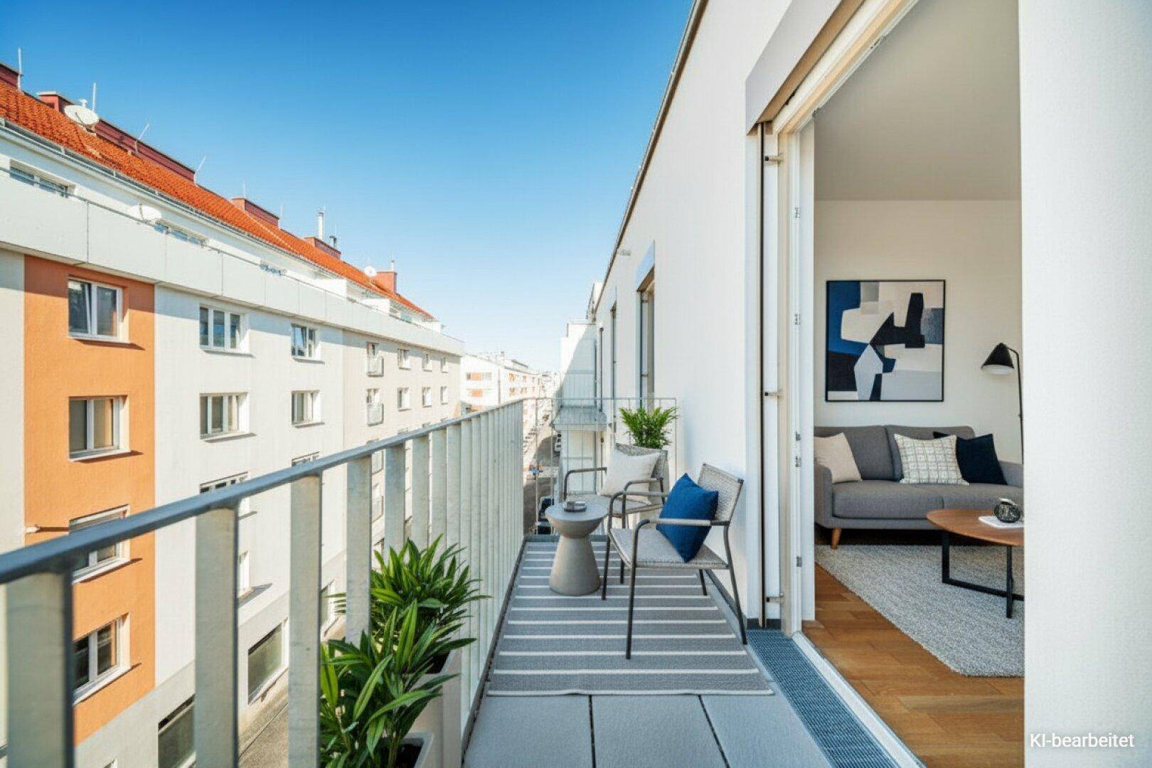 Möblierter Balkon mit Sitzgelegenheiten und Blick auf die Stadt, ideal zum Entspannen.