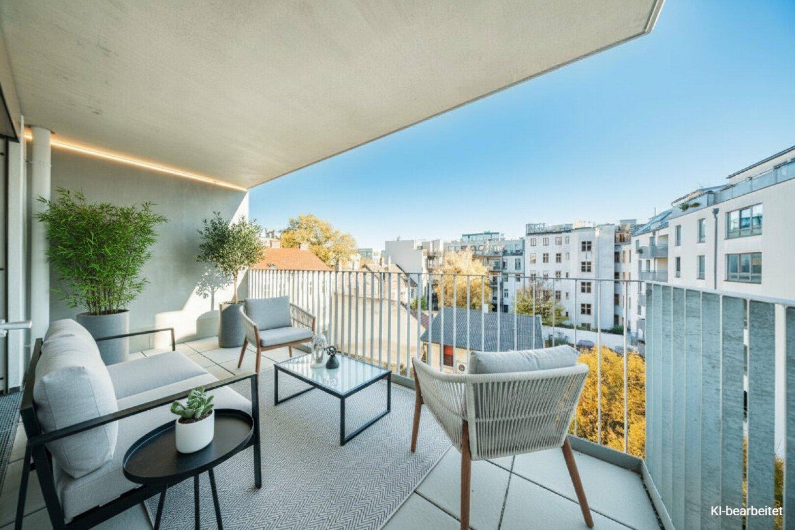 Großer möblierter Balkon mit Pflanzen und Blick auf die Stadt, perfekt für gesellige Stunden.