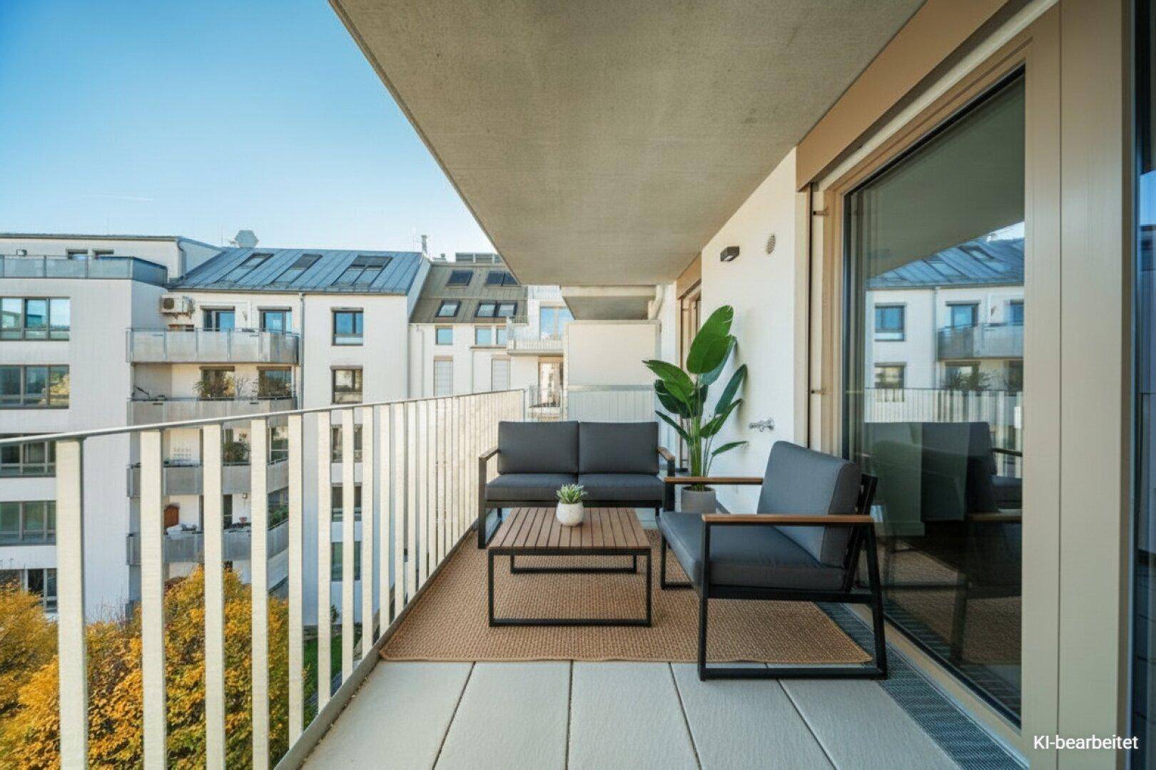 Möblierter Balkon mit Sitzgruppe und Blick auf die Stadt, ideal für entspannte Momente.