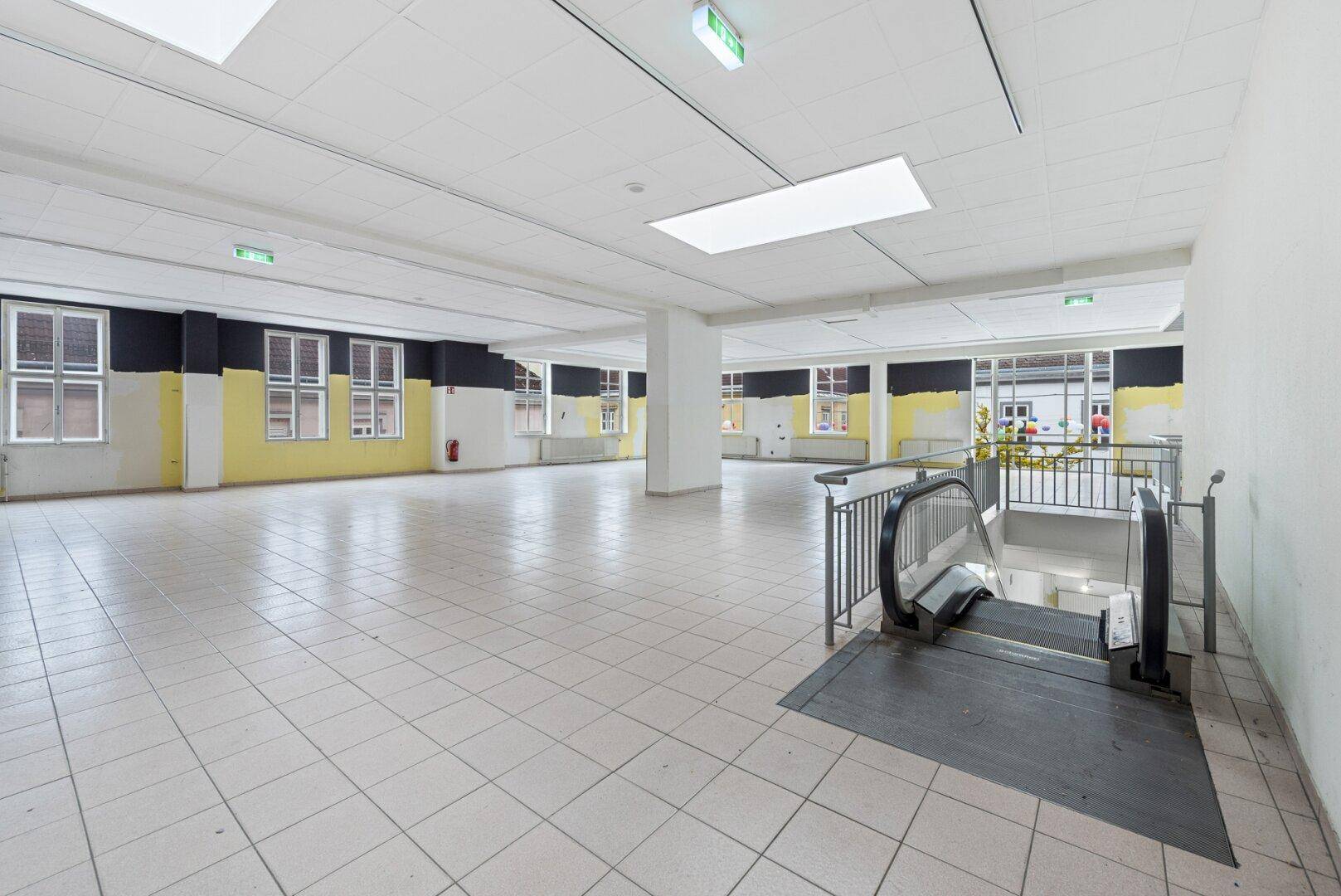 Mach diesen außergewöhnlichen Ort zu deinem! Großzügige Fläche in Bestlage von Wiener Neustadt | Zwei Etagen | Rolltreppe und Lift - Ansicht 3