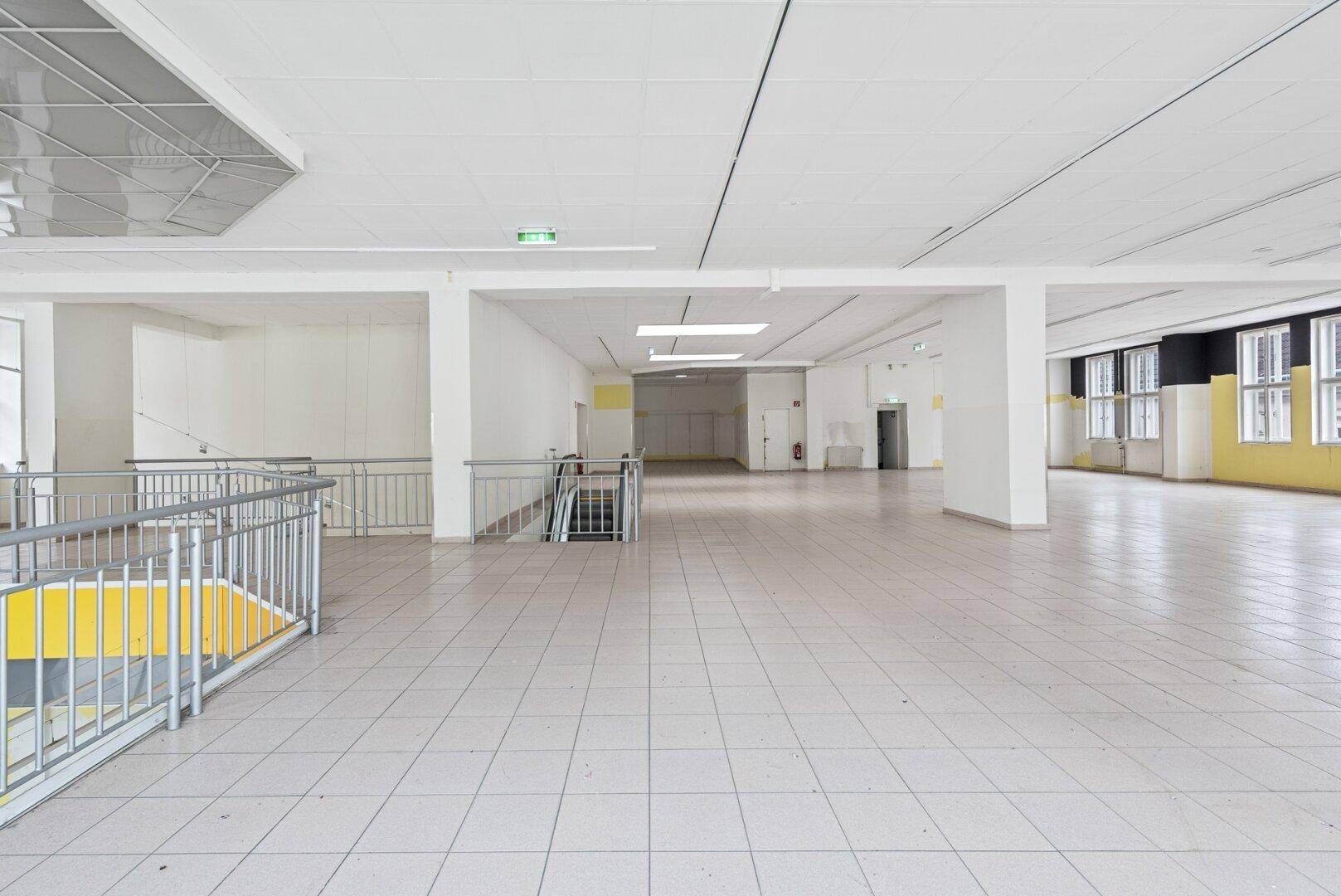 Mach diesen außergewöhnlichen Ort zu deinem! Großzügige Fläche in Bestlage von Wiener Neustadt | Zwei Etagen | Rolltreppe und Lift - Mehr