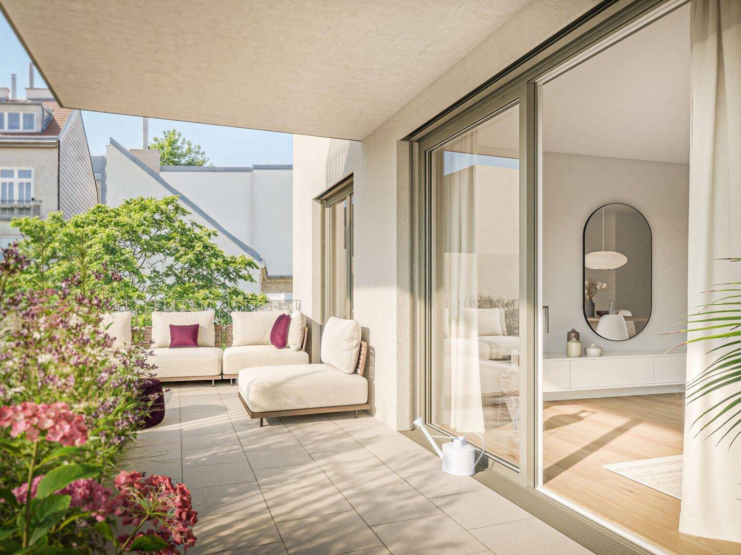 Geräumiger Balkon mit bequemen Loungemöbeln und Blick auf die Umgebung.