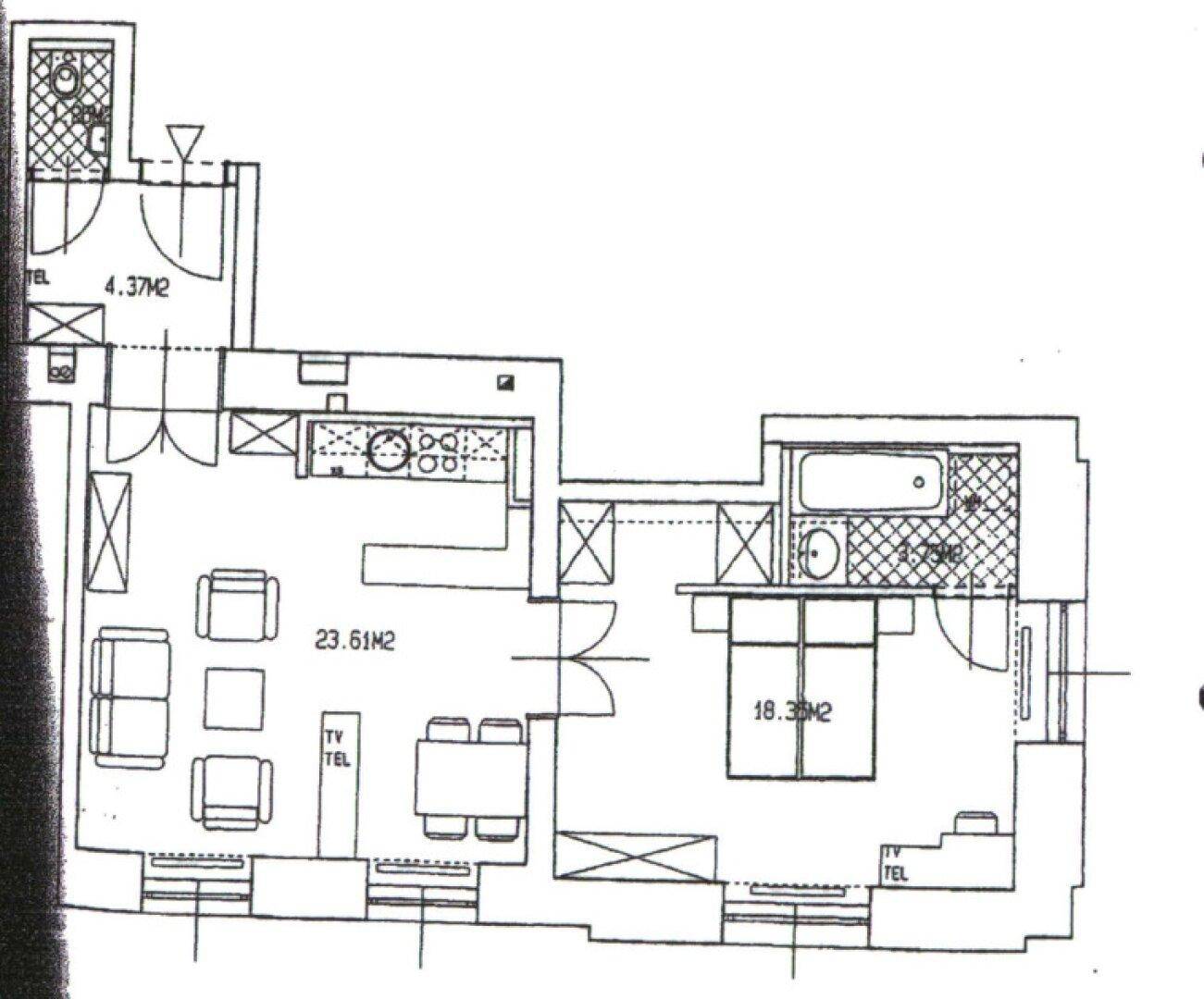 Grundriss einer Wohnung mit Wohnbereich, Schlafzimmer und zwei Badezimmern.