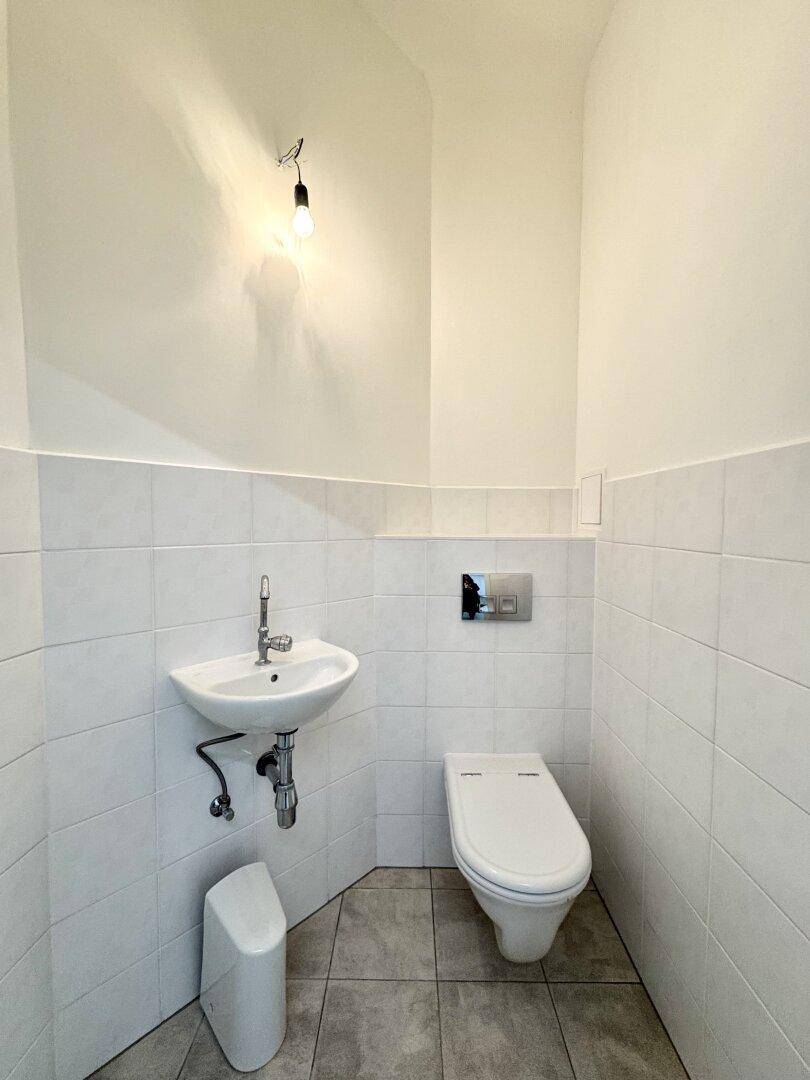 Straßenseitiges Geschäftslokal mit großen Fensterflächen! Individuell zu gestalten! Ideal für Pilates, Yoga, Atelier etc. - Mehr