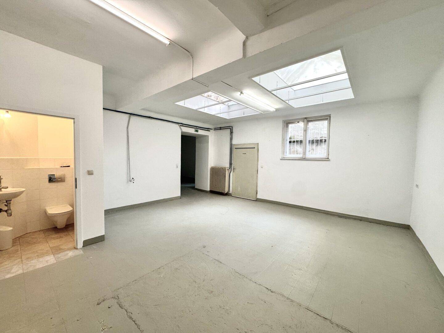 Straßenseitiges Geschäftslokal mit großen Fensterflächen! Individuell zu gestalten! Ideal für Pilates, Yoga, Atelier etc. - Ansicht 6