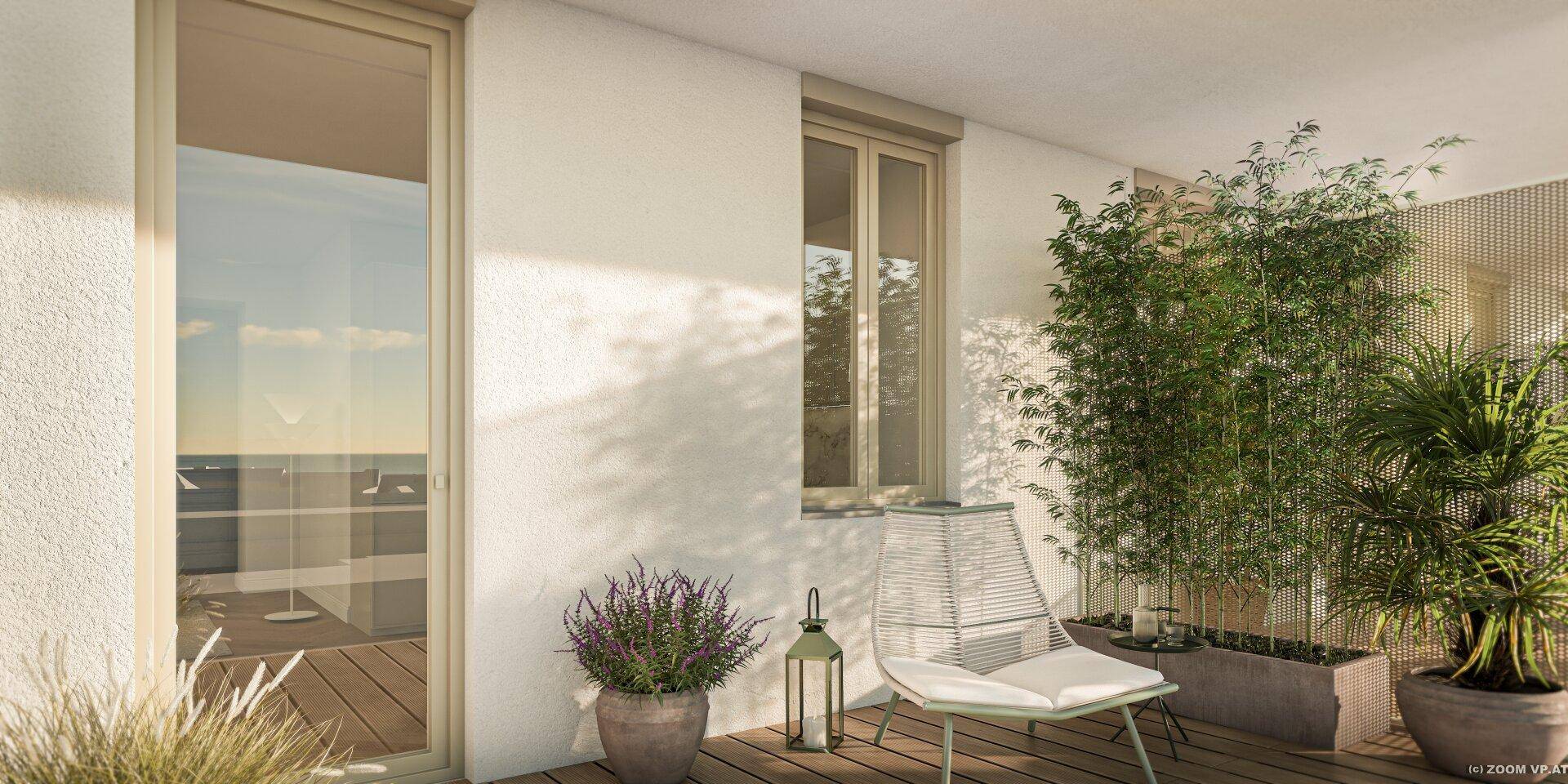Gemütlicher Balkon mit Holzboden, Pflanzen und Sitzgelegenheiten für entspannte Stunden im Freien.