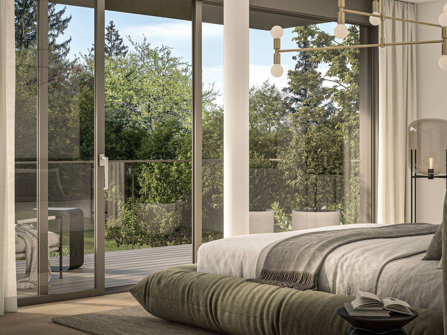 Helles Schlafzimmer mit großem Bett, Holzboden und Zugang zu einem Balkon mit Blick ins Grüne.