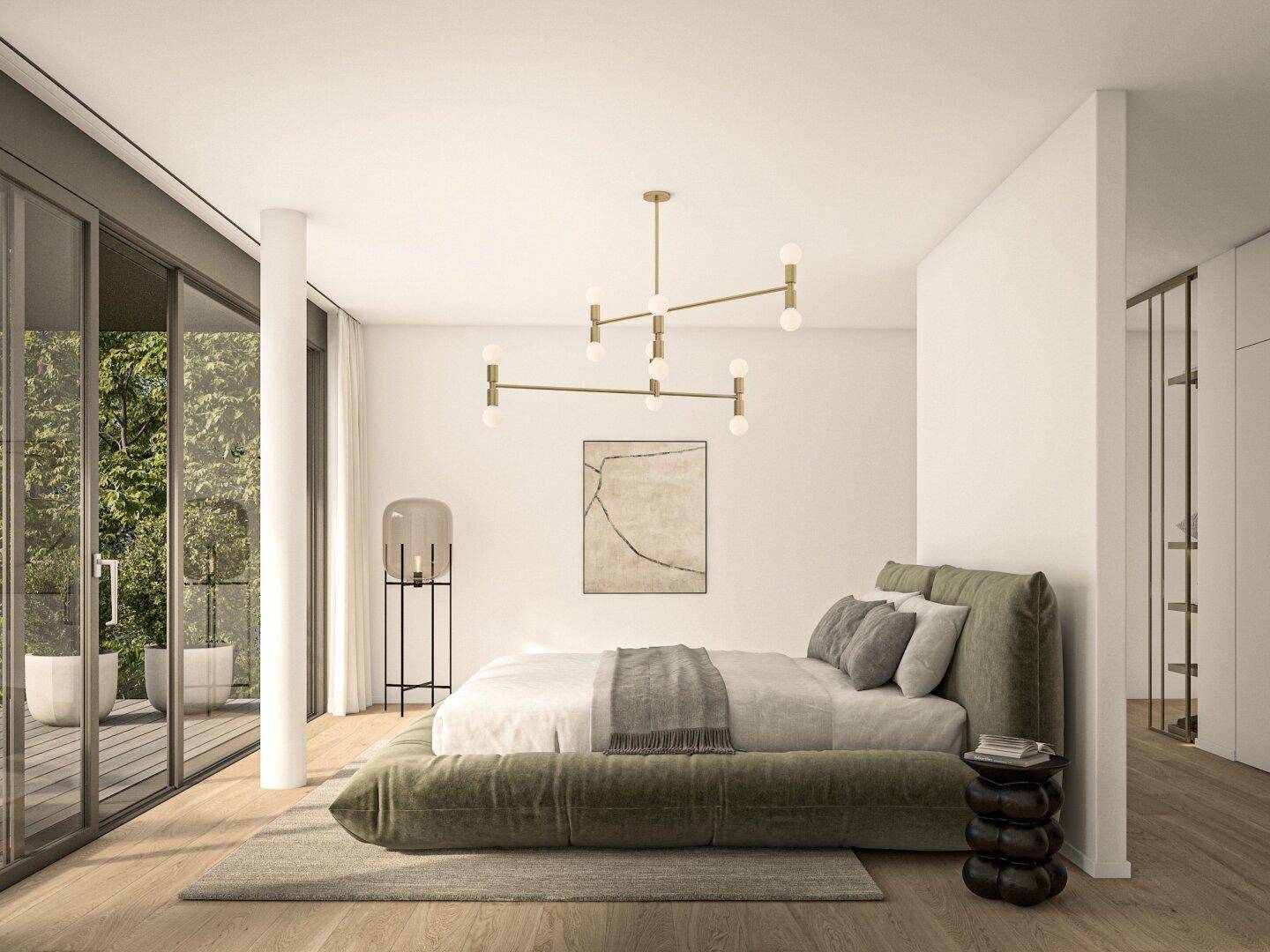 Geräumiges Schlafzimmer mit modernem Design, großem Bett und Zugang zu einem Balkon mit Grünblick.