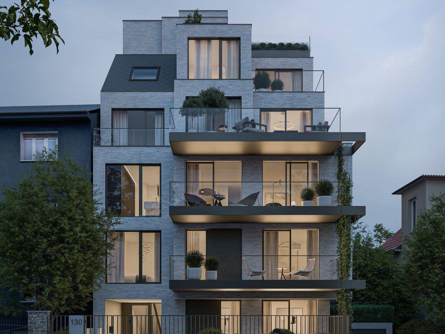 Moderne Wohnfassade mit mehreren Balkonen und großen Fensterfronten bei Dämmerung.