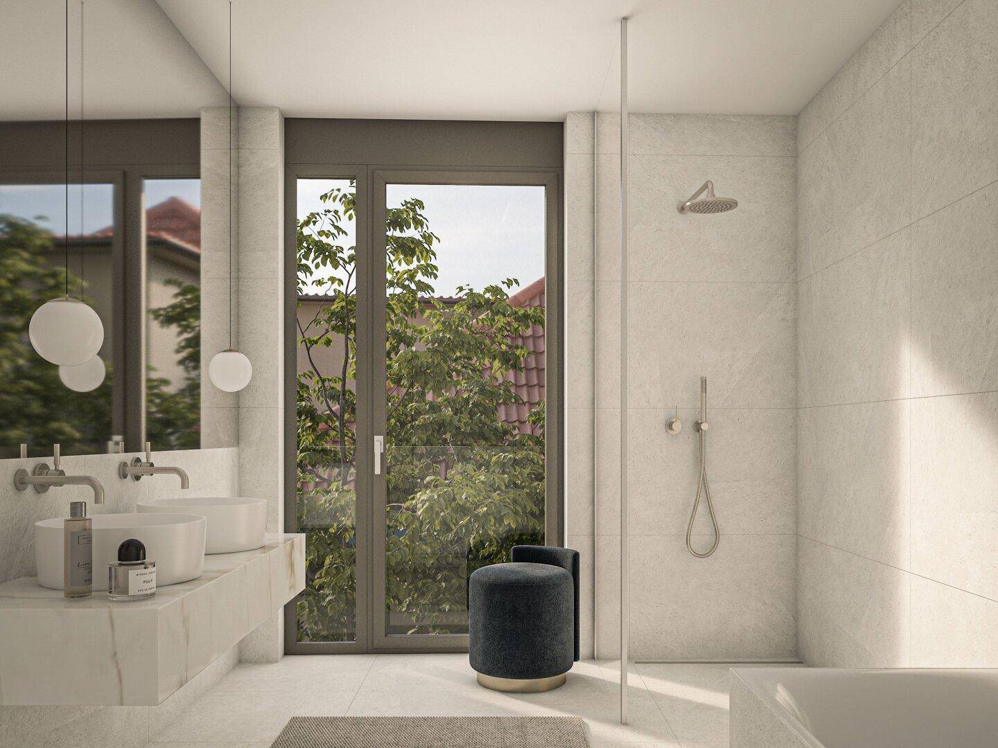 Helles Badezimmer mit Marmor-ähnlichen Fliesen, Doppelwaschbecken und bodengleicher Dusche.