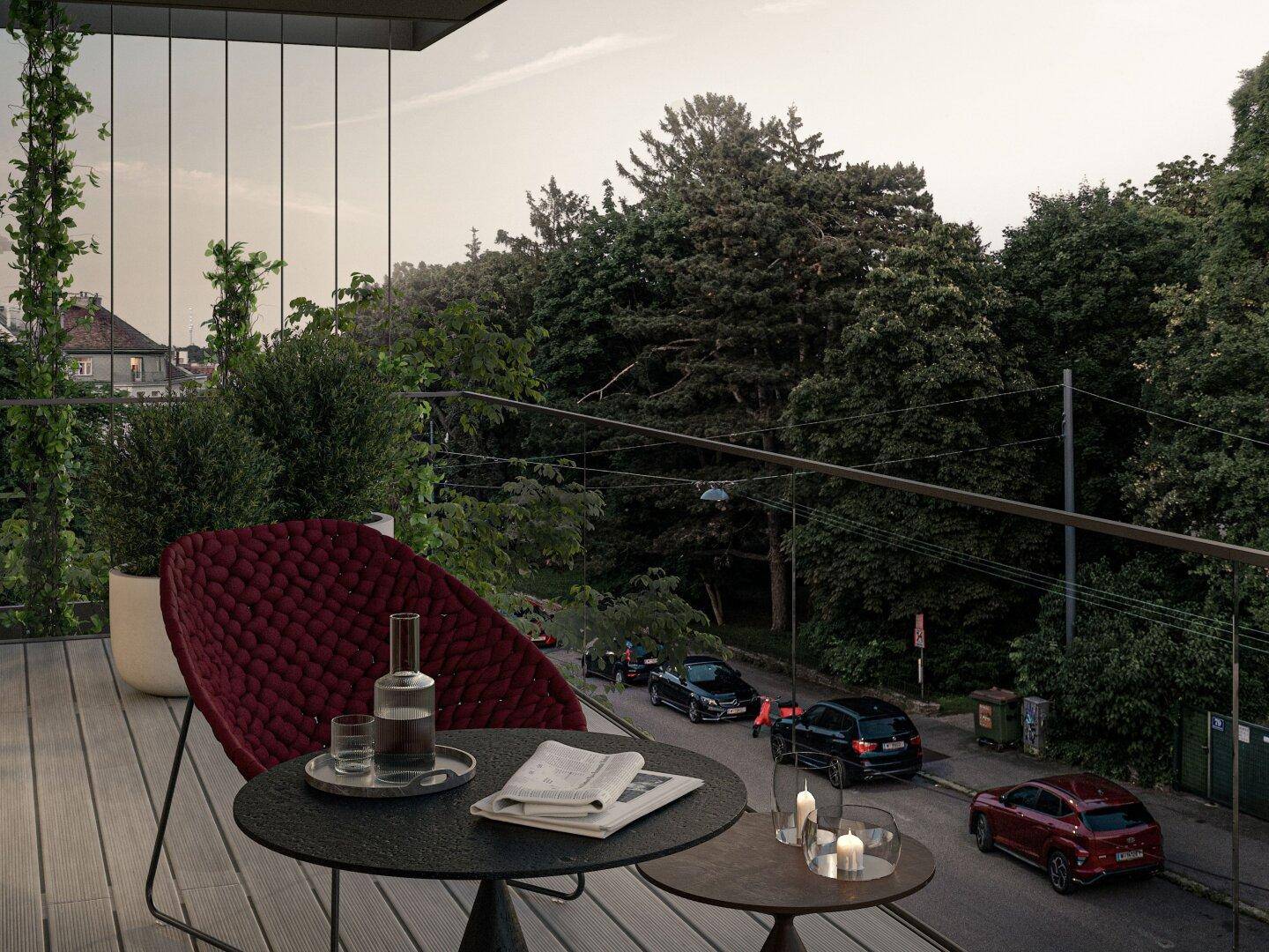 Gemütlicher Balkon mit Sitzgelegenheiten und Blick auf eine von Bäumen gesäumte Straße.