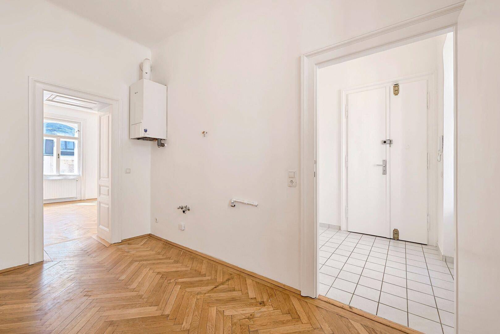 Flur oder Übergangsbereich mit Gastherme und Zugang zu weiteren Räumen.