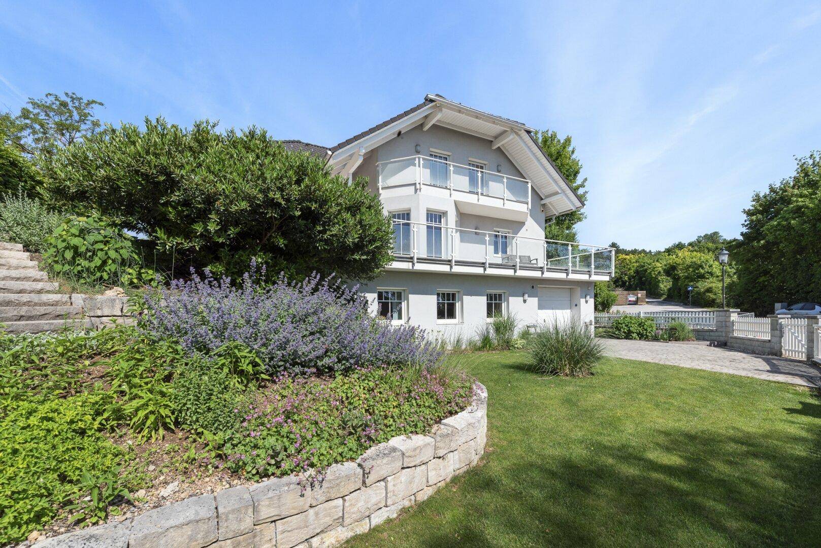 Eine Adresse für Menschen, die angekommen sind | Bezugsfertige Villa mit Pool und viel Privatsphäre oberhalb des Thermalorts Bad Fischau - Ansicht 2