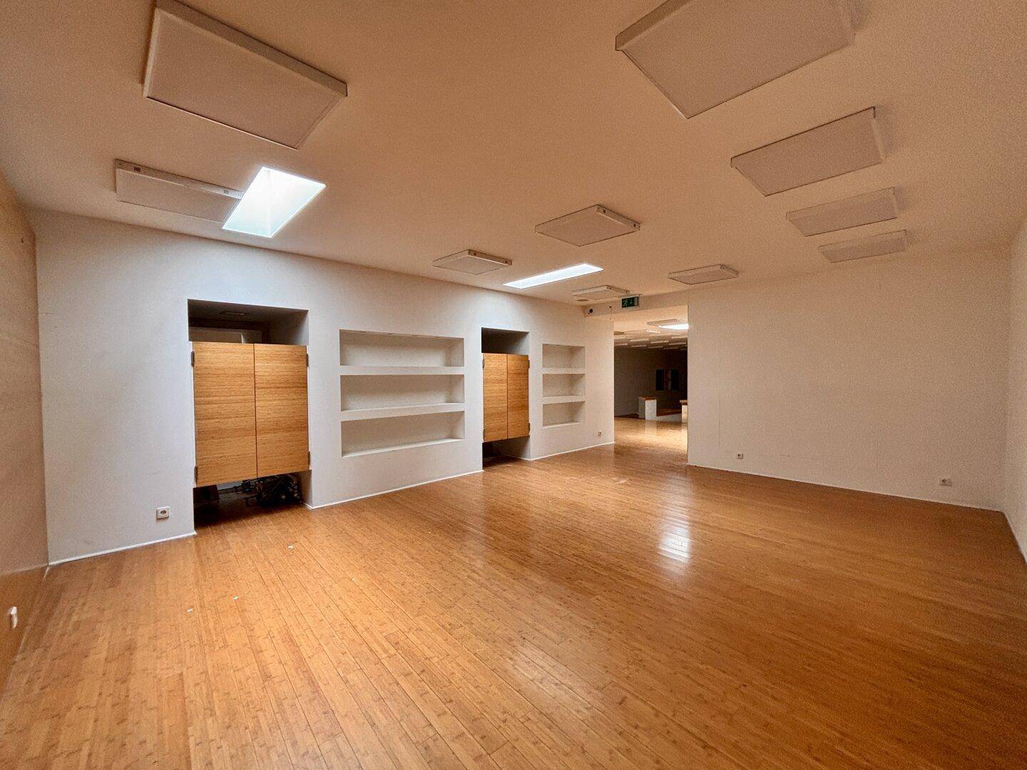 Helle Büro- oder Praxisräumlichkeiten | Beste Zentrumslage | Parkmöglichkeiten in der Nähe - Mehr