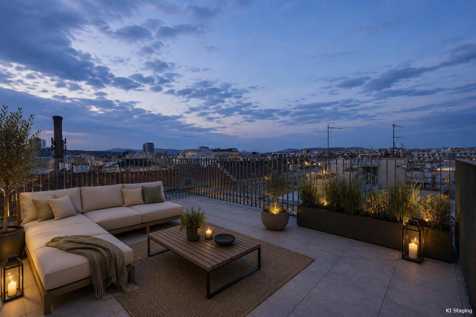 Stimmungsvolle Dachterrasse am Abend mit beleuchteten Pflanzen und Stadtpanorama.