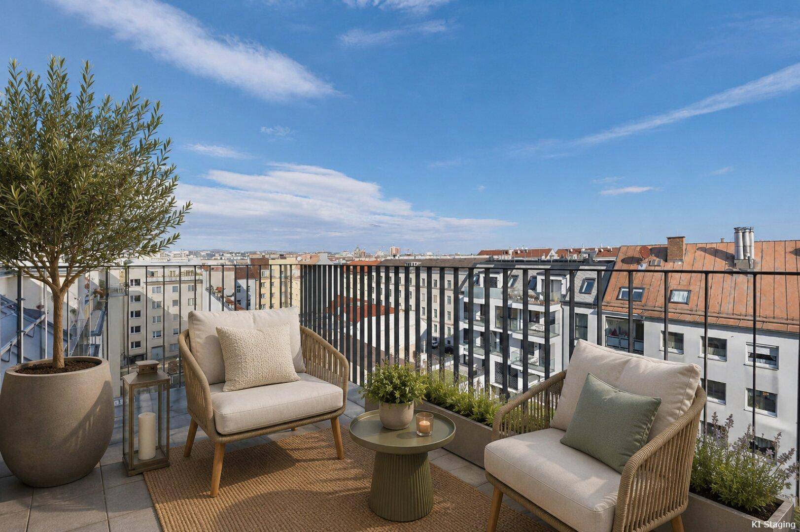Geräumige Dachterrasse mit bequemen Sitzgelegenheiten und einem weiten Blick über die Stadt.