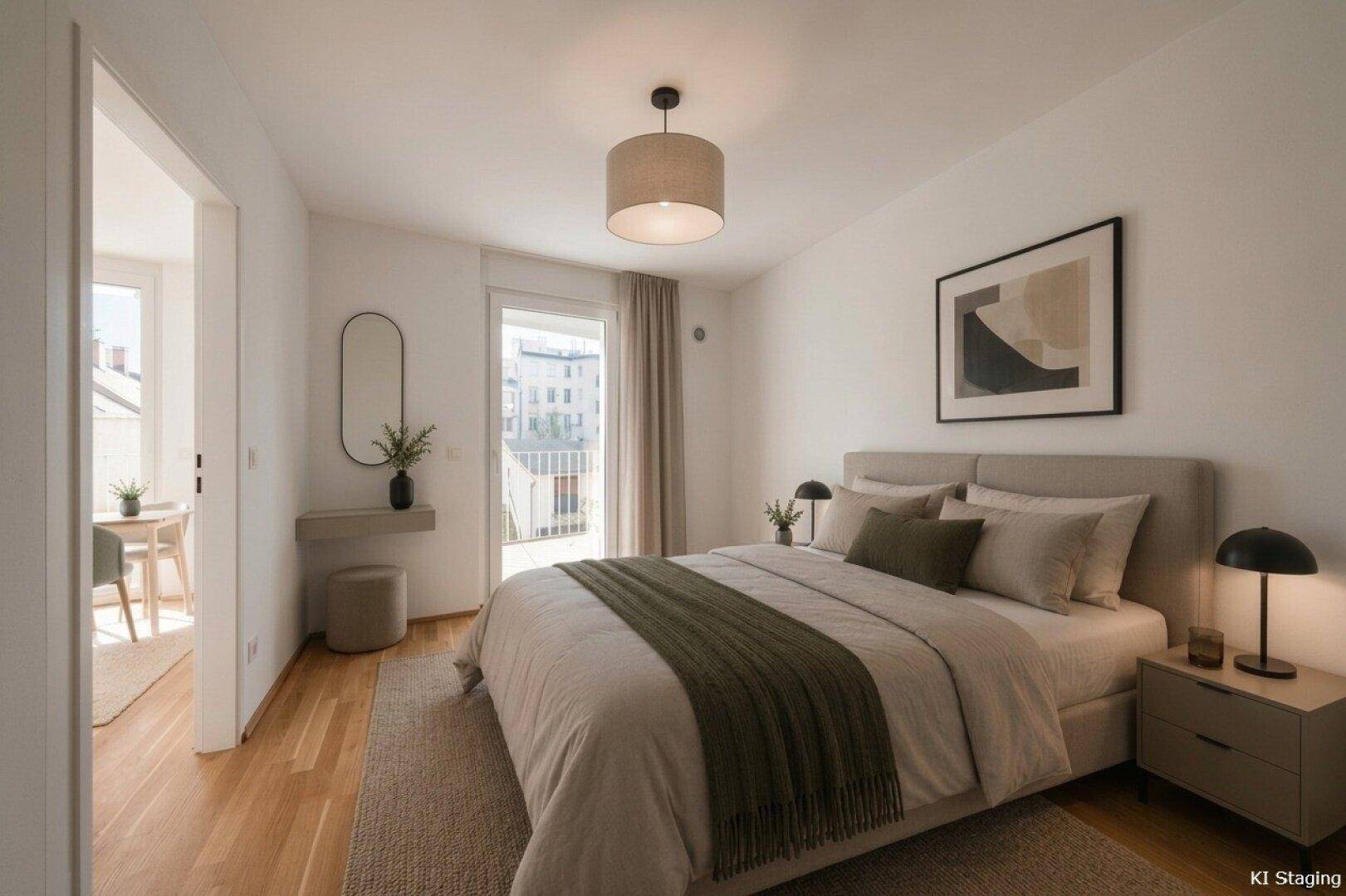 Helles Schlafzimmer mit Holzboden, modernem Bett und Zugang zu einem kleinen Balkon.
