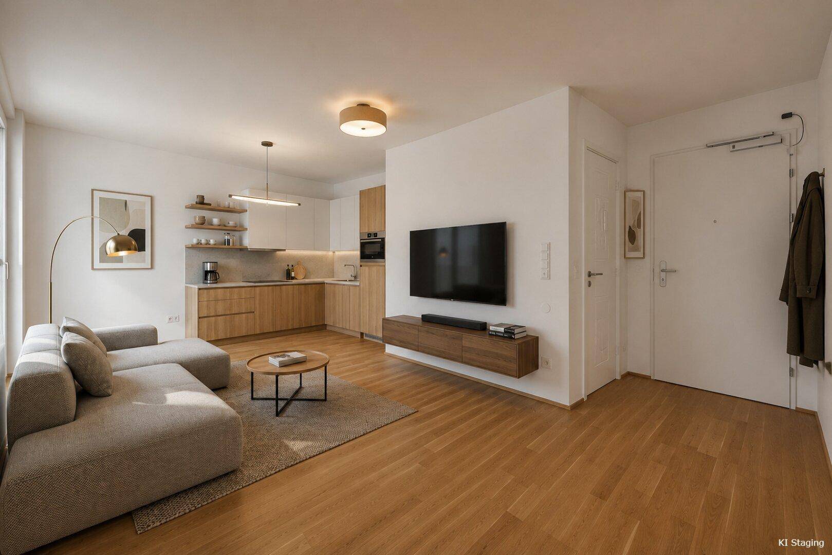 Offener Wohnbereich mit integrierter Holzküche, Sofa und Fernseher, ideal für modernes Wohnen.