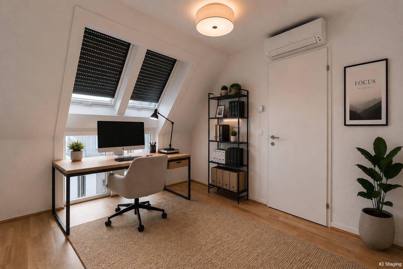 Helles Arbeitszimmer mit Dachschrägenfenstern, Holzboden und Klimaanlage, ideal für produktives Arbeiten.
