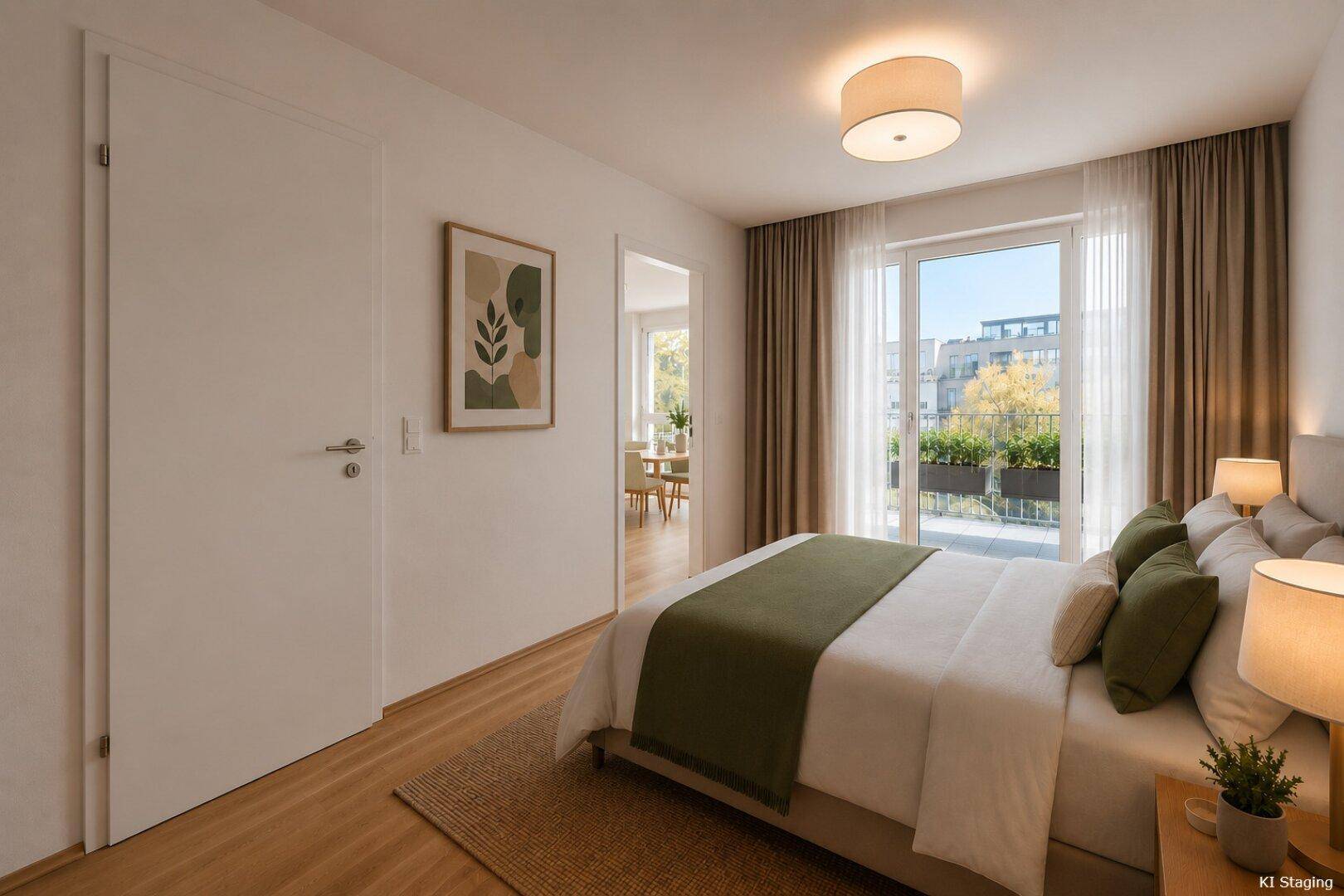Helles Schlafzimmer mit Holzboden, Zugang zum Balkon und Blick in den Essbereich.