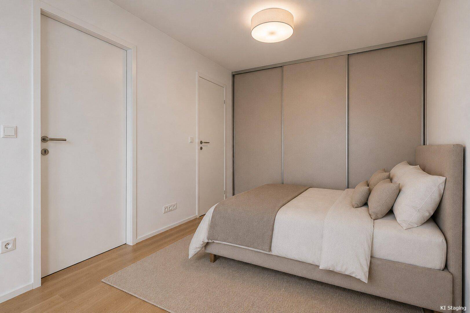 Gemütliches Schlafzimmer mit Doppelbett, Einbauschrank und hellem Holzboden, modern eingerichtet.