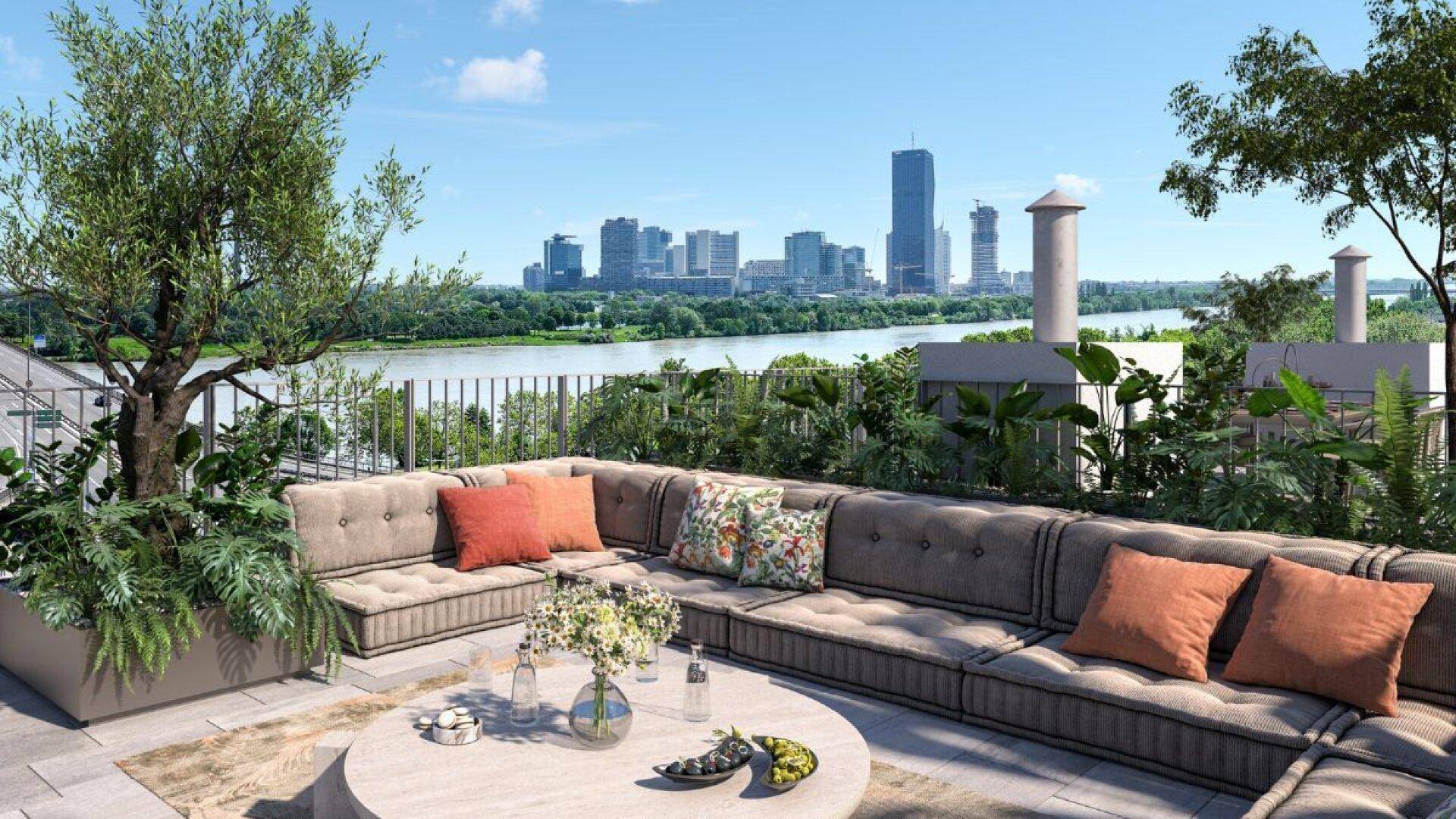 Geräumige Dachterrasse mit bequemen Loungemöbeln, Pflanzen und Panoramablick auf die Stadt und den Fluss.